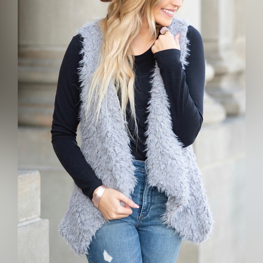 🌸 NWOT Aili's Corner | Gray Sherpa Hi-Low Vest - Women Size small